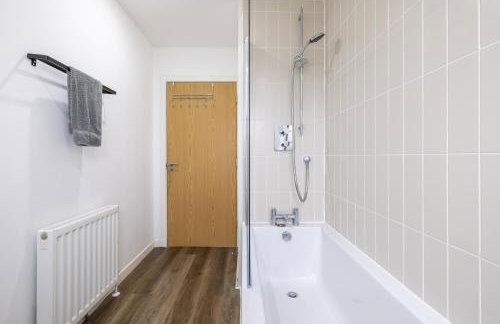 Waterfront Walk 3 Bedroom Apartment with Parking Pets and Workspace - Foto 25