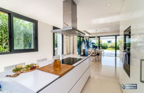 Remarkable 5-BDRM Villa - Heated POOL & GYM - Photo 16