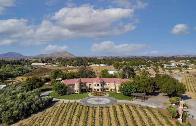 Wilson Creek Manor By Avantstay Sleeps 10! Amazing Estate w/ Pool & Game Room - Photo 52