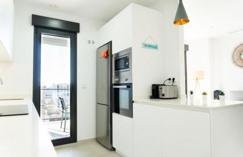 Apartamento nuevo junto al mar con plaza de garaje!! Perfecto para familias - Photo 17