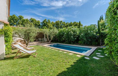 Gorgeous village home with heated pool, ideally located - Foto 27