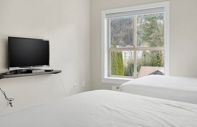 Breathtaking Bliss 2BR Penthouse - Photo 7