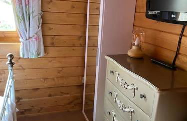 3 Bedroom Lodge Hotub pool in Horsley Surrey UK - Photo 15