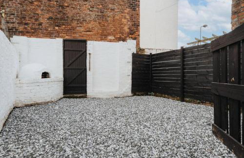 Liverpool Luxe Retreat 3 Bedroom House Next to Everton Stadium - Photo 26