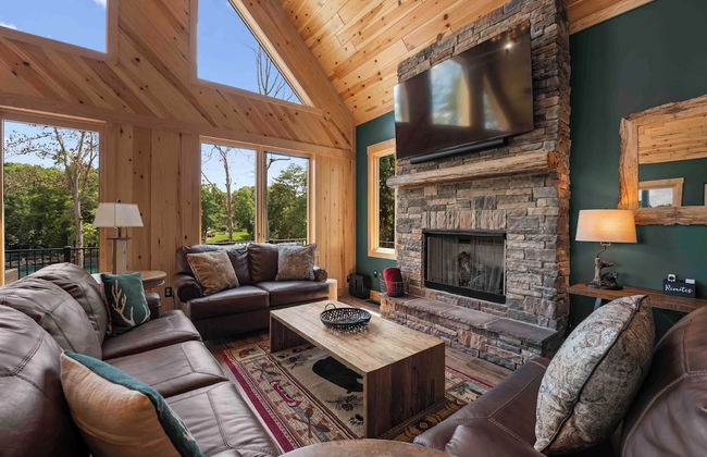 Black Bear Lodge by Avantstay Lakefront, Dock, Pool, Theater Sleeps 20+ - Foto 2