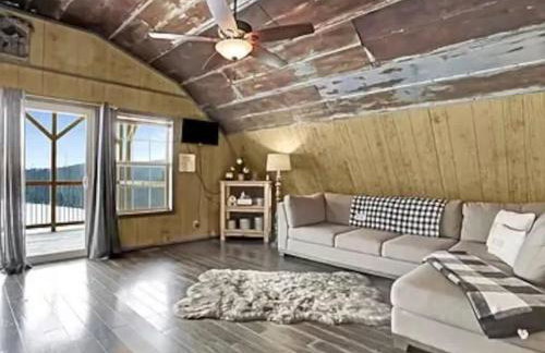 Rustic Barn Retreat w Hot Tub Game Room & FirePit - Foto 1