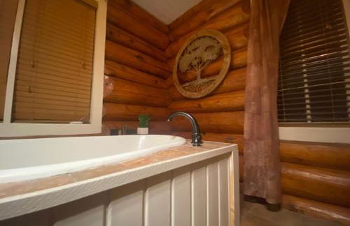 Historic Log Cabin #14 at Horse Creek Resort - Foto 5