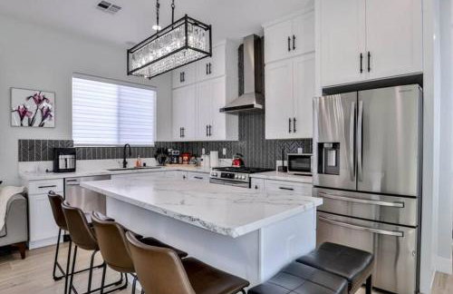 H&H New Built 2023 Hidden Gem Heart of OC 3 Queen Beds - Foto 2