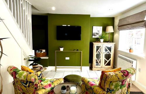 Flower Cottage by Ludlow Castle with Onsite Parking - Photo 13