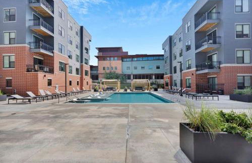 Washer & Dryer with Free Underground Parking with a Pool - Foto 16