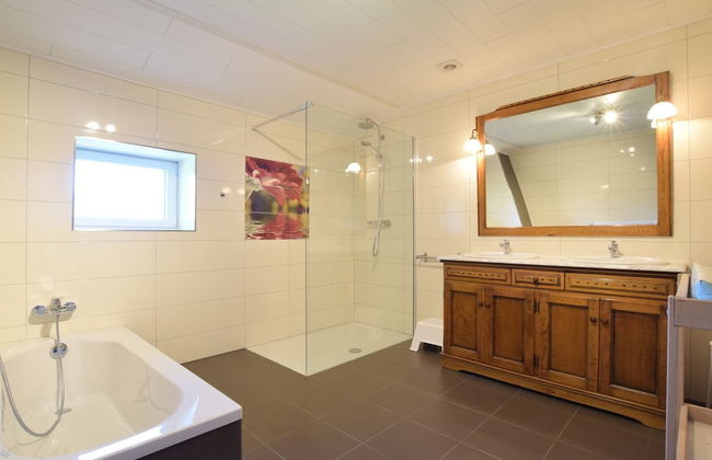 Lavish Holiday Home in Chassepierre With Terrace - Photo 16