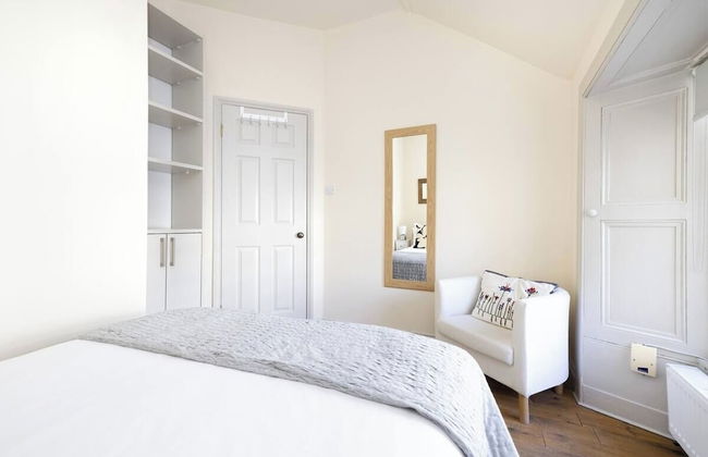 Cute House with Courtyard - Photo 21