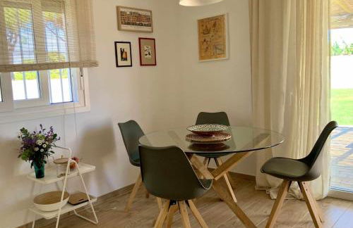 Las Casitas de la Barrosa con jardín y piscina - Foto 26