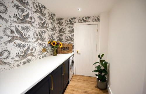 Chic Family Home with Garden Fire Pit & Event Space, Hot Tub - Foto 42