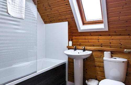 Macha 3 - Hot Tub-Perth-Pets-Family-Luxury-Cabin - Photo 9