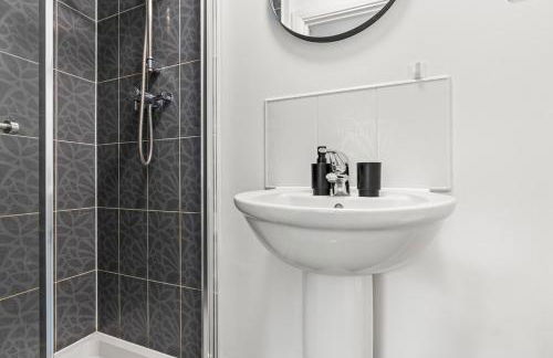 Spacious 3-Bed Home, Parking, Garden, Sleeps 7 - Foto 39