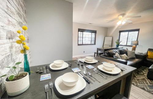 Modern Condo Central Huron Boat Basin Area - Foto 6