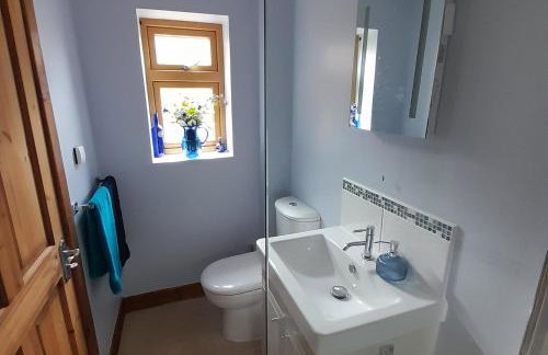 Canal-side 5-Bed Cottage - Sleeps 10 Pet Friendly - Foto 24