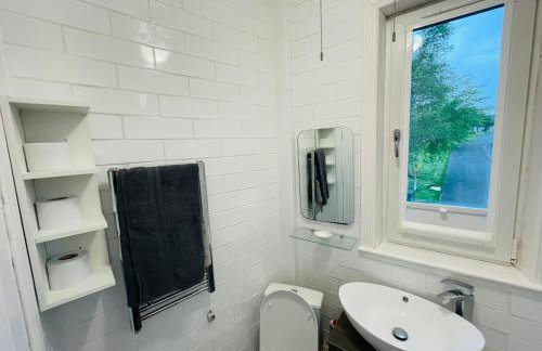 1 Bedroom Pet Friendly Apt Wd Free Wifi, Parking, Netflix & Pool Table. Sleeps 3 - Photo 25