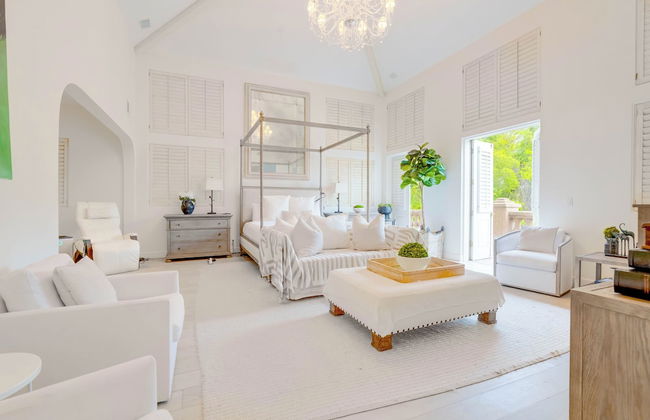 Carolwood - Modern Tuscan Villa With Rolling Lawns and Loggia in Holmby Hills - Photo 28