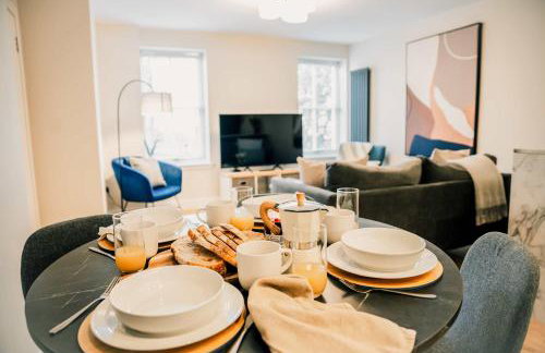 Stylish 2 Bed City Centre Apartment with Parking - Photo 15