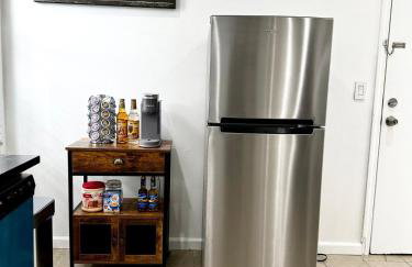 Sleeps 8, Stylish Home, Great Access NYC & EWR - Photo 3