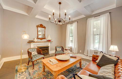 Spacious Vintage Gem with Sunroom in Manistee! - Foto 1