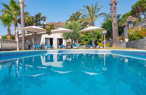 Basketball court, pool, BBQ, gardens, seaviews - Foto 1