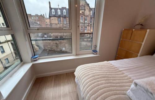 Holyrood Apartment with parking & lift access - Photo 24