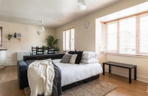 Spacious 2BR Flat - 2 Free Parking Spaces - Near LGW Airport - Foto 8