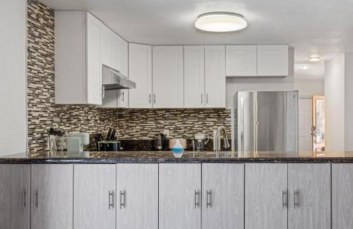 Vacation Home in Vegas w Pool 2 mile to Strip - Foto 48