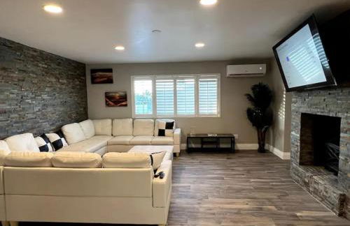 Lux Private Home - Pool, Billiards, 8 Smart TVs, Board Games, Cotton Bedding - The Stone Sanctuary at McCullough Hills Trailhead - Foto 6