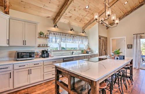 Chic Williamstown Retreat with Pool and Hot Tub! - Foto 9