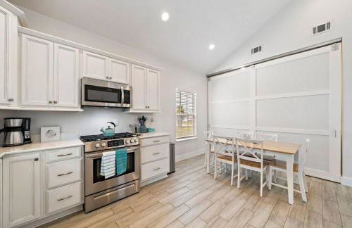 Gorgeous Home with Huge Private Pool and Game Room - Foto 14