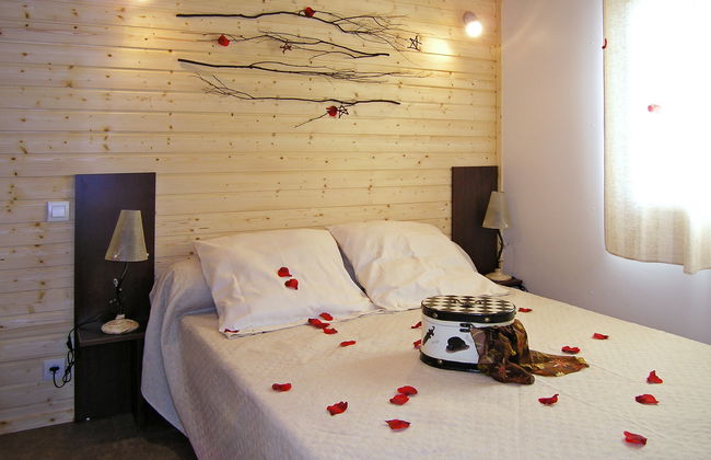 Wooden Chalet With Covered Terrace, on the Edge of a Lake - Foto 16