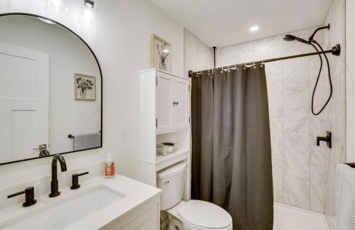 Wooded Retreat with Pet-Friendly Yard in Standish - Foto 16