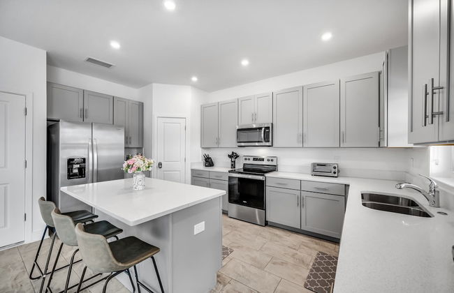 Luxury Home w Heated Pool, Gym, Playground & More! - Foto 15