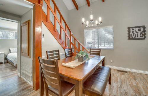 Fire Pit and Grill Spacious Forest Lakes Chalet - Foto 13