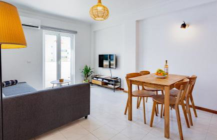 Bright 1BDR Apartment W/Balcony by LovelyStay - Foto 10