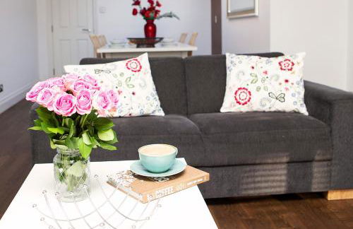 Apt 3, Trafalgar Sq Duplex, 3rd & 4th floor by Indigo Flats - Photo 2