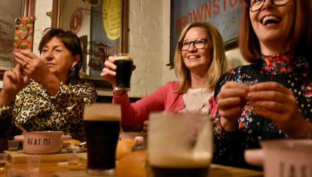 Disfrutando de una cerveza irlandesa