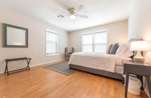 Escape to a Restored 1920s East Waco Bungalow - Photo 8