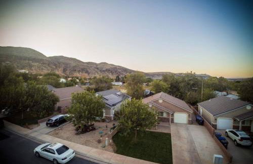 Near Zion Remodeled 2BR Sleeps 6 Game Garage - Foto 32