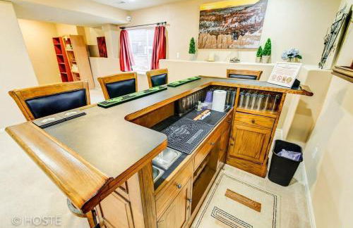 *H* 5BR Home Getaway w/HOT TUB ** - Foto 29