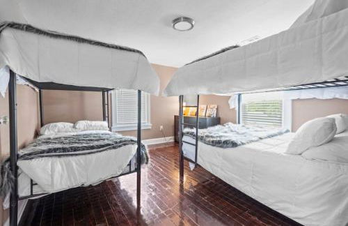 4 Bedroom House, sleeps 12, short walk to Main St! - Foto 12