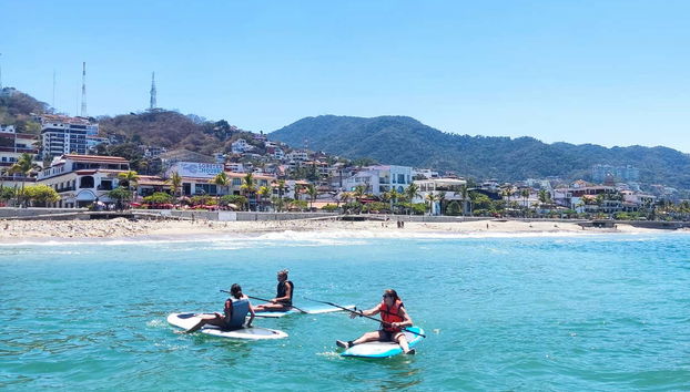 Disfrutando subidos en una tabla de paddle surf