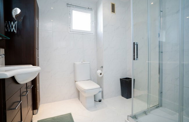 Modern Marbella Getaway - Photo 11