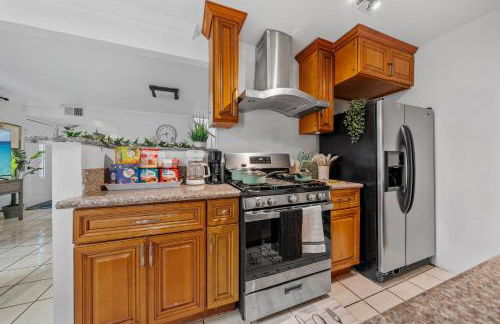 Entire Private Home with 4 Bedrooms 2 Bathrooms, Garage & Gated Yard, Near San Diego Gaslamp, Beach, Available Now - Foto 15