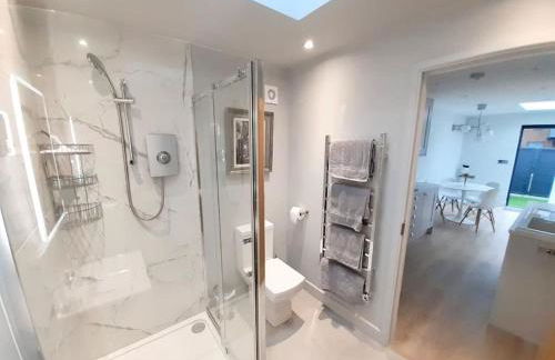 'The Limes' - Air-Con Two Double Bedroom Holiday House with Private Garden - Foto 17