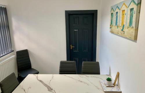 Cheerful - 3 Bed - Serviced Accommodation - In Heart of Northumberland - Sleeps 6 - Foto 11